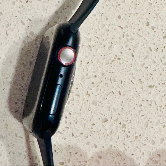 Apple Watch Series 8 Midnight 45MM - Picture 5 of 8